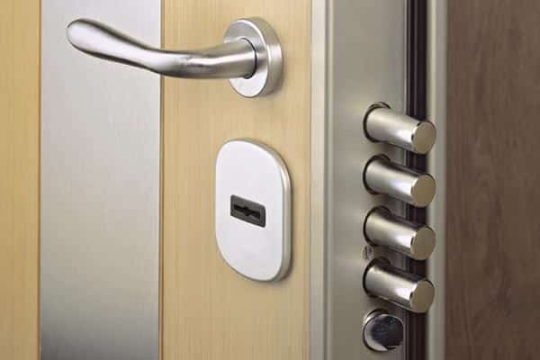 une porte blindée avec porte-bloc blindé